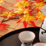 もみじの葉と日本酒