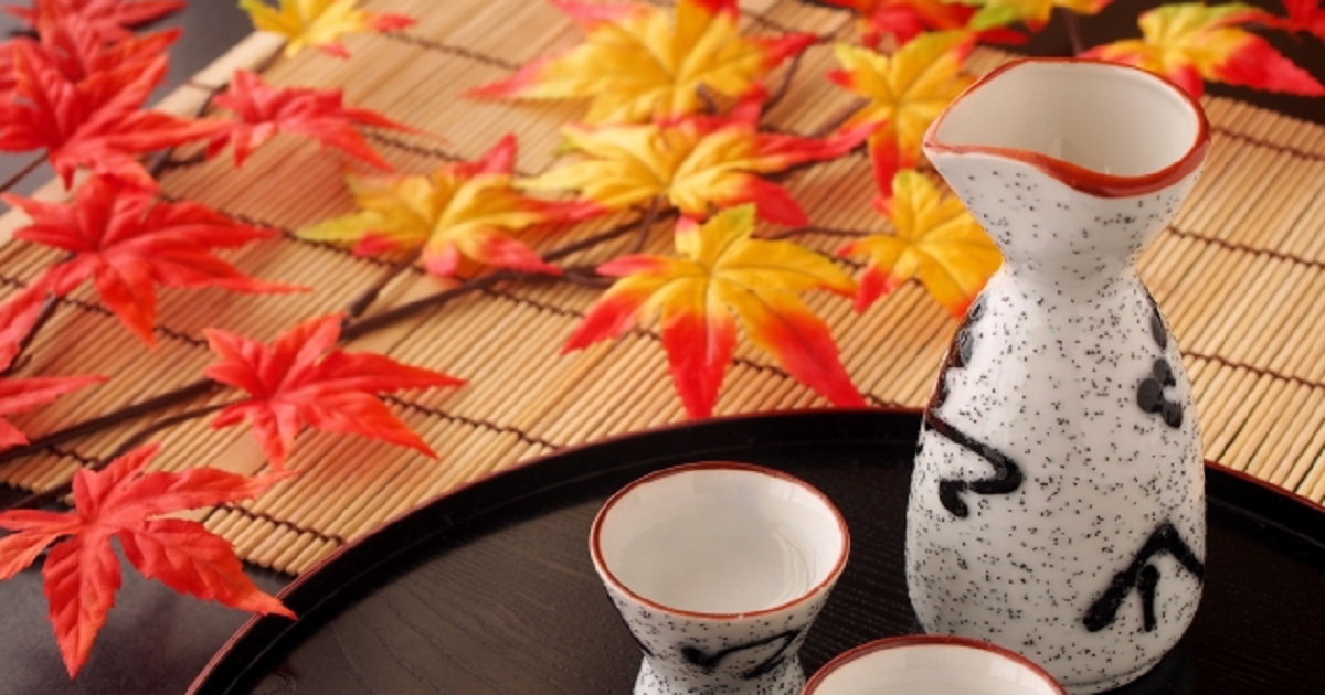 もみじの葉と日本酒
